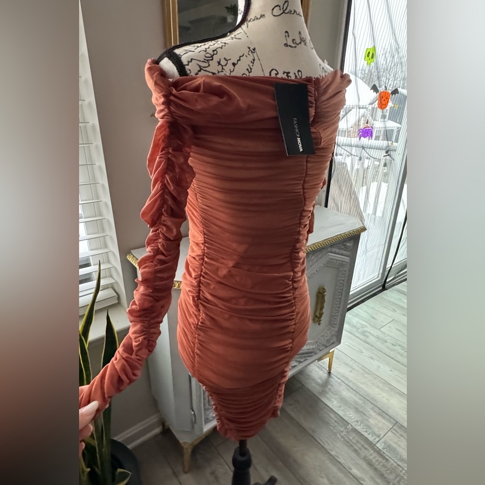 Ready in A ruched off shoulder midi dress. - Picture 9 of 12